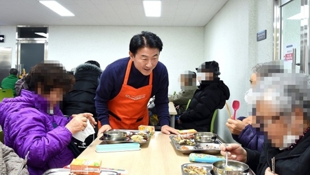 김동근 의정부시장, 정월대보름 맞이 경로식당 배식 봉사활동 참여