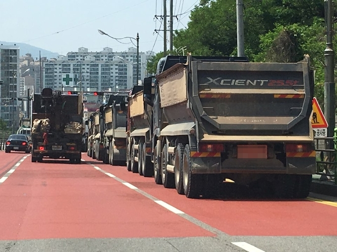 공사 차량에 의해 가려져 있는 안내판