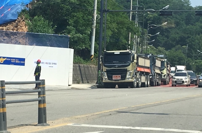 3차로에 정차해 있는 덤프트럭