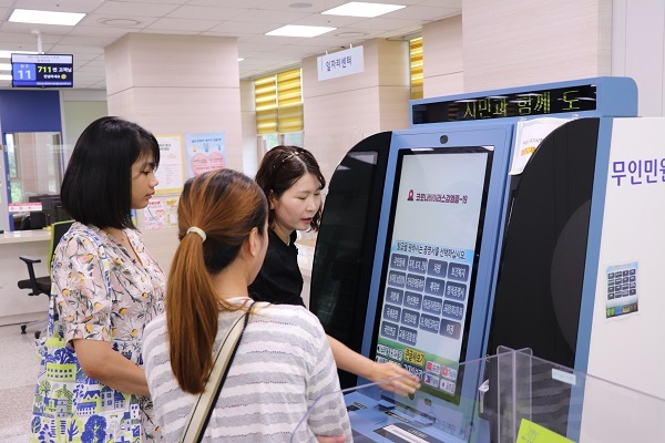 정미순 민원여권과장이 무인민원발급기 외국어 지원서비스를 설명하고 있다. / 사진=양주시청 제공.