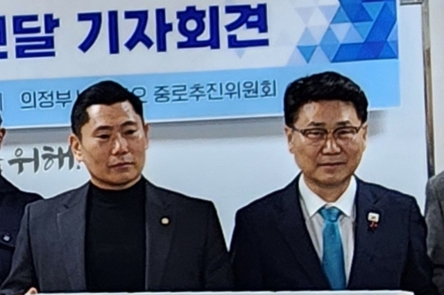 [포토이슈]진보당 의정부지역위원회 피켓을 같이 든 (전)더불어민주당 의정부 김원기 시장 후보와 더불어민주당 김지호 의정부시의원