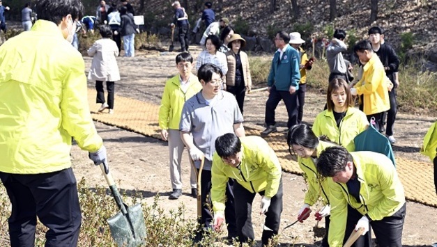 의정부시의회, 제81회 식목일 기념 ‘봄철 나무심기 행사’ 참여
