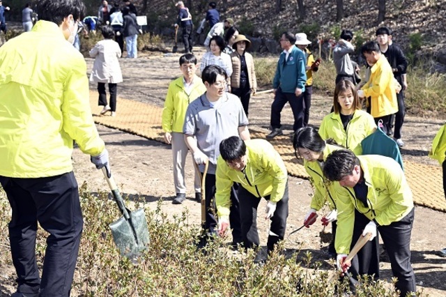 의정부시의회, 제81회 식목일 기념 ‘봄철 나무심기 행사’ 참여